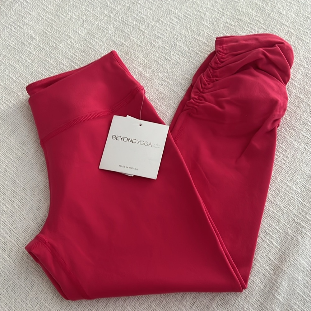NEW Beyond Yoga Cropped Leggings - Hibiscus - Size Small